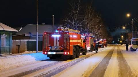 Два человека заживо сгорели в квартире в Прикамье