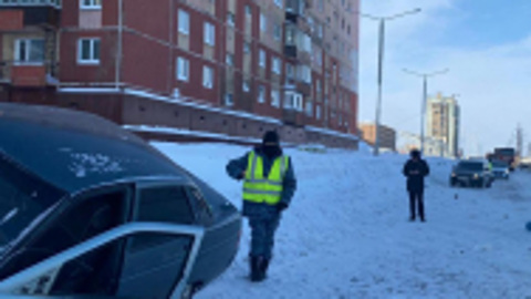 В Норильске насмерть сбили мужчину, менявшего колесо на обочине