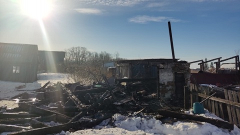Омич задохнулся дымом во время пожара в бане