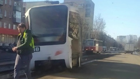 Сошел с рельсов. В Ярославле произошло ЧП с трамваем