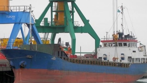 Под Астраханью село на мель направлявшееся в Иран грузовое судно