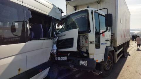 Водитель маршрутки погиб в ДТП с фурой, 7 пассажиров пострадали