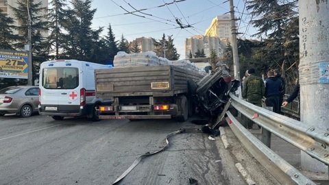 В Алуште при столкновении с "КамАЗом" пострадал водитель легковушки