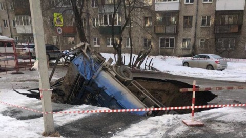 Мусоровоз ушел под землю во дворе пермской многоэтажки