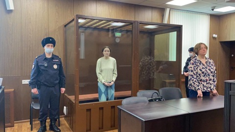 Метнувшую коктейль Молотова в полицейских студентку отправили в колонию
