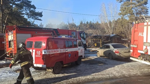 В результате пожара в доме в Красноярском крае погибли мать и двое детей