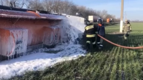 На Кубани бензовоз вылетел с трассы и опрокинулся