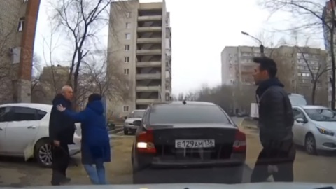 Мужчина и женщина напали на доставщика еды