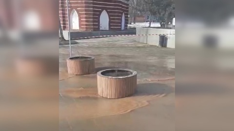Под Липецком прорвало водопроводную трубу и затопило улицу