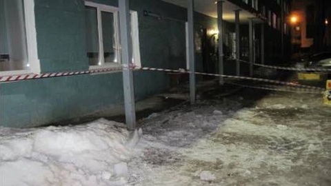Школьница, на которую упала глыба льда, скончалась в больнице