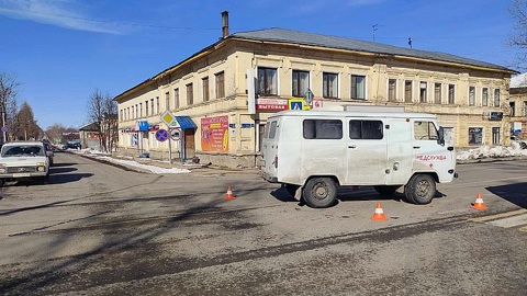 Пенсионерка на ходу выпала из машины скорой помощи