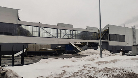 В Уфе под тяжестью снега рухнула крыша здания учебного центра УМПО