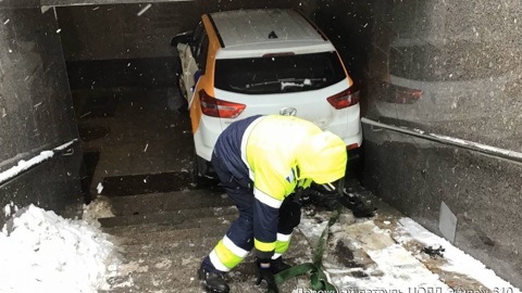 В Москве водитель каршеринга заехал в подземный пешеходный переход