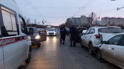 В Рыбинске три ребенка и двое взрослых пострадали в массовом ДТП
