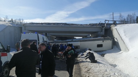 Два человека погибли при падении автобуса с эстакады в Подмосковье