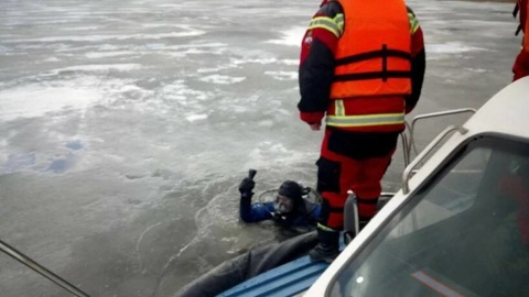 Двое саратовцев провалились под лед на Волге: один из них утонул