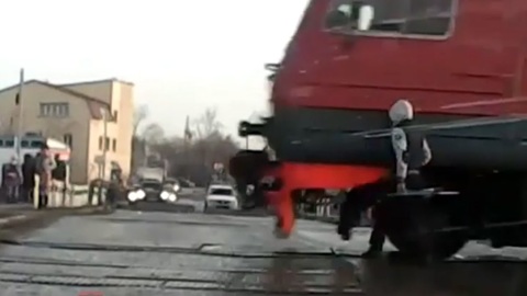 Молодой человек выжил после наезда электрички в Новосибирске