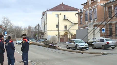 В Рязани на проезжую часть рухнули две опоры освещения