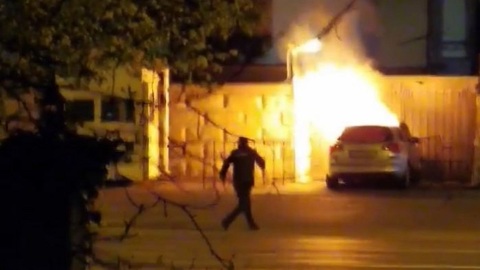 ЧП. Полыхающую у посольства РФ в Бухаресте машину сняли на видео