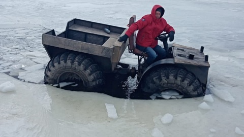 Мужчина на вездеходе провалился в промоину на Волге