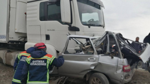 На саратовской трассе большегруз смял легковушку. Двое погибших