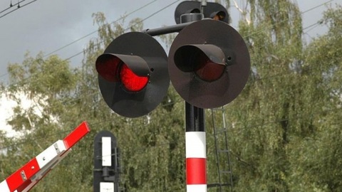 Поезд протаранил машину под Псковом, двое погибли