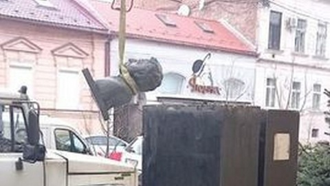 В украинском Мукачеве демонтировали памятник Пушкину