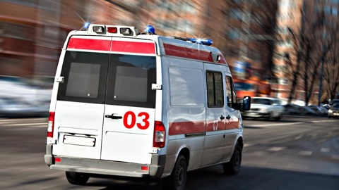 Попавшее в ДТП авто сбило женщину с детьми на переходе в столице