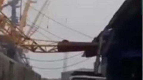 В порту Владивостока упал кран