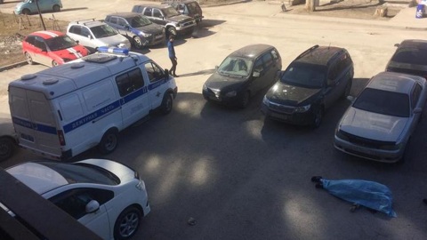 Под окнами многоэтажки в Новосибирске нашли тело подростка