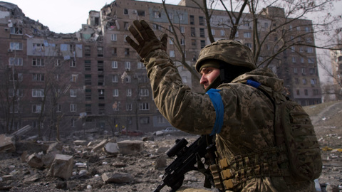 Заблокированные в Мариуполе украинские военные хотят сдаться, Киев против
