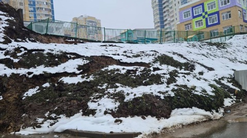 В Чебоксарах на площадке детского сада обвалился грунт