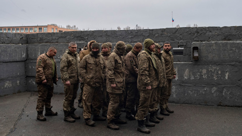 Украинских военных допросили, некоторым предъявили обвинение