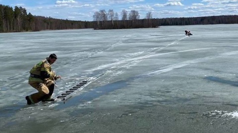 Провалившегося под лед рыбака спасли сотрудники МЧС