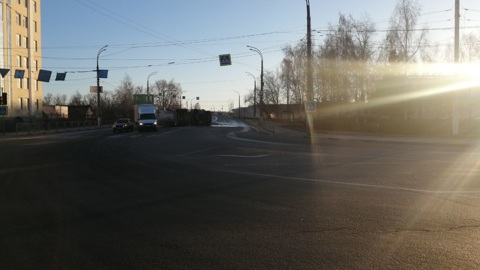 В Твери на дороге опрокинулся муковоз