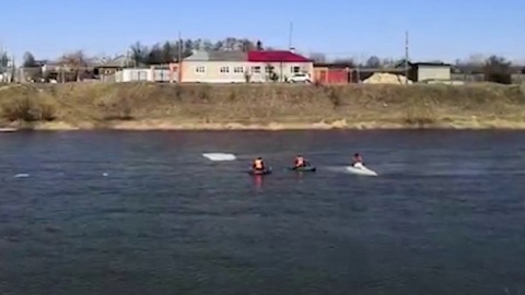 На Урале льдину с рыбаком унесло на середину реки
