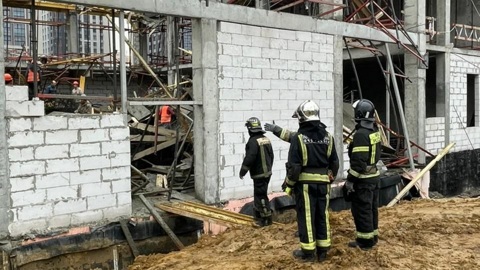 Рабочий погиб при обрушении строящейся школы на юге Москвы