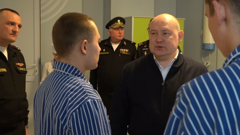 Глава Севастополя посетил пострадавших на крейсере "Москва" матросов