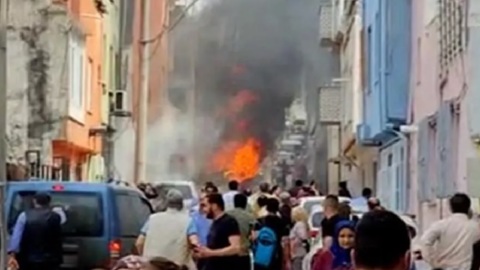 Самолет рухнул на жилой квартал в Турции, есть жертвы