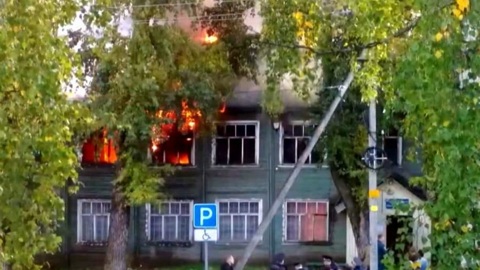 Люди прыгали из окон: житель Поморья сжег здание администрации