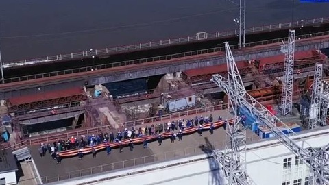 На Камской ГЭС подняли 30-метровую георгиевскую ленту