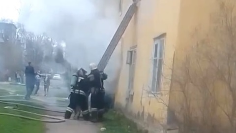 Спасатели вытащили ребенка из горящего дома через окно в Тверской области