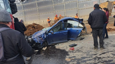 Самосвал с землей завалился на два автомобиля в Новой Москве