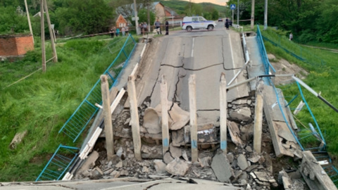 На Кубани грузовик обрушил автомобильный мост