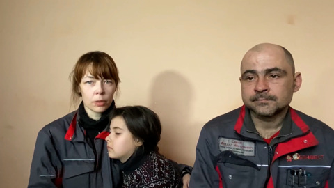 Стреляли сзади. Семья, сбежавшая с "Азовстали", рассказала о преступлениях нацистов