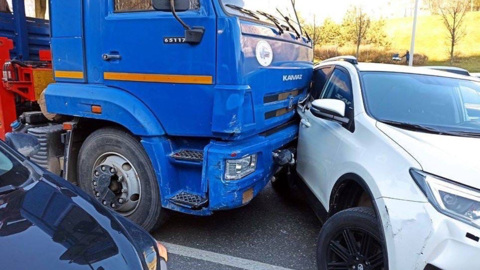 В Казани водитель грузовика устроил ДТП с 16 автомобилями