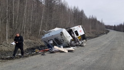 Появились фото с места гибели врача и пациента в ДТП со скорой в Якутии