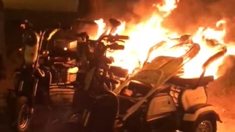 В Астрахани ночью на площади Ленина сгорели электросамокаты