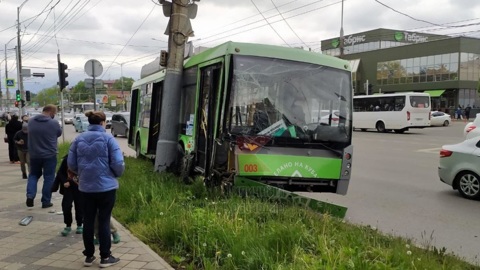 В Краснодаре водитель троллейбуса отвлекся от дороги и врезался в столб