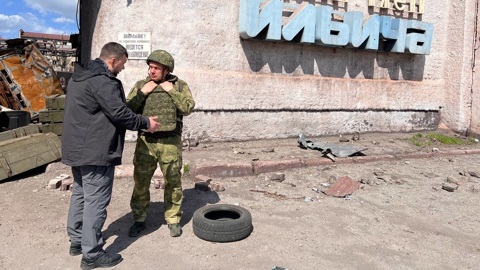 В каске и бронежилете: Владимир Соловьев приехал в Мариуполь